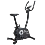 Asiento ergonómico ajustable en altura con acolchado confortable.