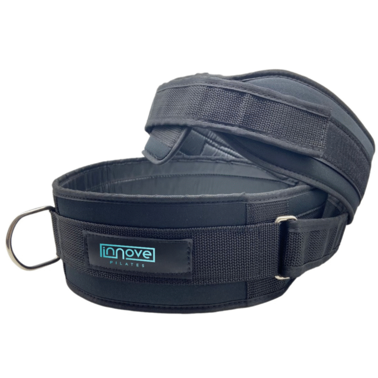 Detalle del cinturón de tracción Innove Pilates en EVA dublado con cacharrel, velcro reforzado y argolla metálica de 50 mm.
