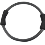 : Detalle del anillo de Pilates Arktus con manijas de espuma suave y estructura resistente.
