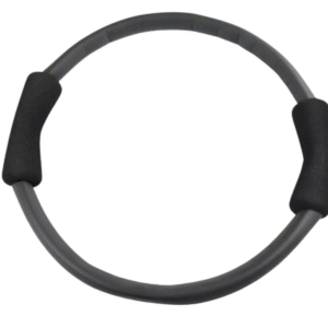 : Detalle del anillo de Pilates Arktus con manijas de espuma suave y estructura resistente.