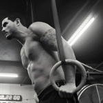 Entrenamiento funcional con argollas olímpicas Innove Pilates instaladas en estructura metálica.