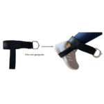 Tobillera Innove Pilates utilizada en máquina de polia baja durante ejercicios de glúteos y piernas, con apoyo acolchado para mayor comodidad.