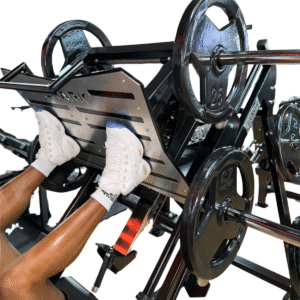 Estructura de acero reforzado y plataforma antideslizante del Leg Press 45° Innove, diseñada para soportar cargas olímpicas con máxima seguridad.