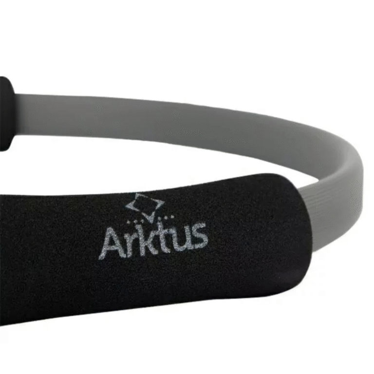 Persona utilizando el anillo de Pilates Arktus en ejercicio de tonificación.