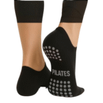 Medias antideslizantes negras Innove Pilates con suela de goma para entrenamiento
