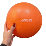 Bola Overball LiveUp 25 cm color negro en uso en clínica de fisioterapia.