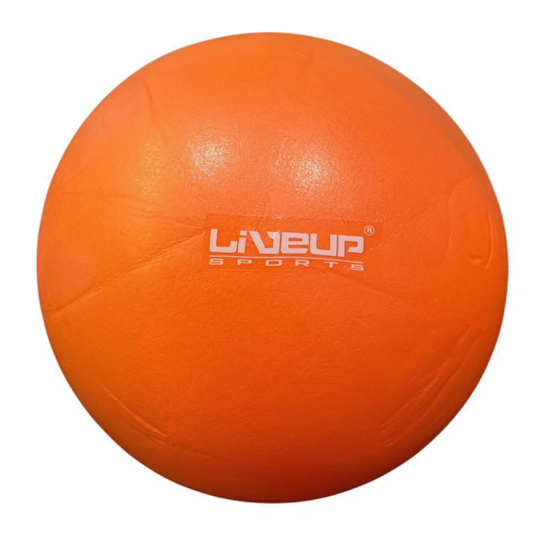 Bola Overball LiveUp 25 cm color anaranjado en entrenamiento de Pilates grupal.