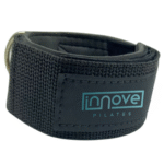 Tobillera de Polia Baja con Fivela Innove Pilates negra de alta resistencia para entrenamiento funcional, Pilates y Cross Over.