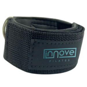 Tobillera de Polia Baja con Fivela Innove Pilates negra de alta resistencia para entrenamiento funcional, Pilates y Cross Over.