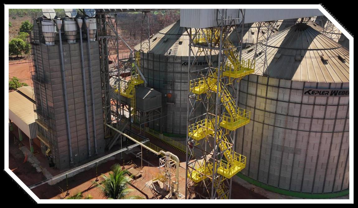 Vista aérea de la torre de acceso terminada junto a la batería de silos