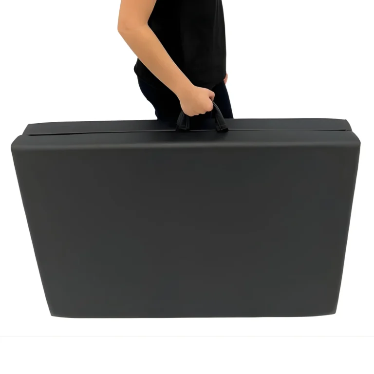 Camilla Portátil Plegable con Espuma Inyectada – Producción Brasileña, Calidad Superior y Máxima Resistencia Profesional La Camilla Portátil Plegable con Espuma Inyectada representa el estándar más alto en equipamiento profesional para salud, estética y terapias manuales. Fabricada en Brasil bajo estrictos controles de calidad, combina ingeniería estructural reforzada, materiales de alto rendimiento y un diseño pensado para el uso clínico intensivo