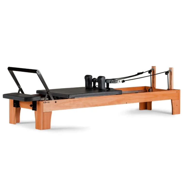 Camilla premium de Pilates en madera noble con tapizado reforzado.