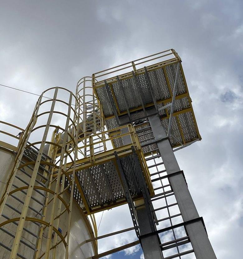 Escaleras marineras y pasarelas de acceso ejecutadas sobre el elevador