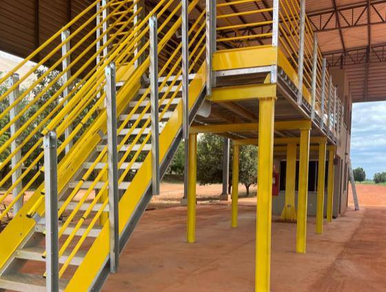Acceso metálico amarillo al colector de muestras