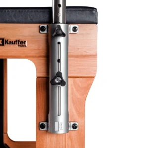 Step Chair Kauffer de alta resistencia para estudios de Pilates, ideal para uso intensivo en Paraguay.