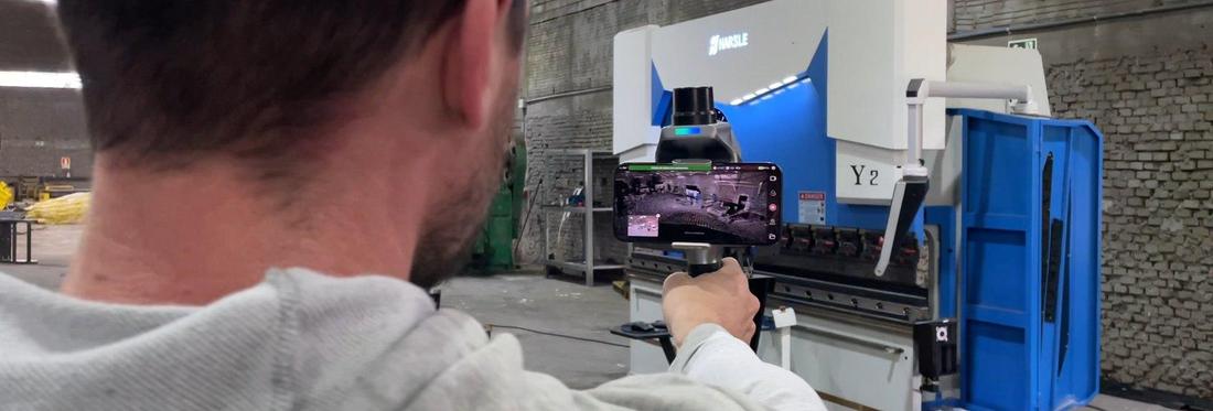 Técnico operando el escáner 3D dentro de la fábrica